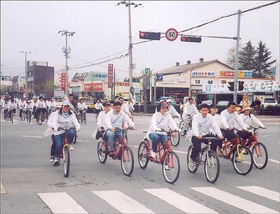 자전거 메카로 자리잡기 위해 신정훈시장이 직접 시민들과 함께 자전거를 타고있다. 